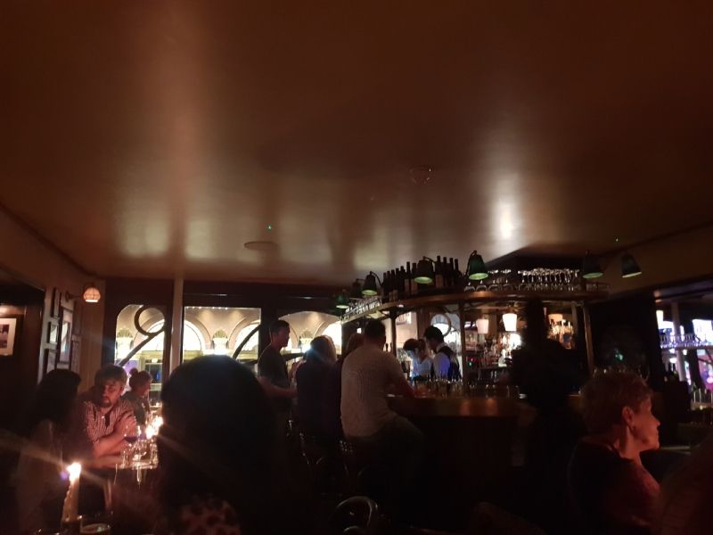 假日晚上時,找間酒吧啜飲著勃具特色的啤酒,認識不同的人