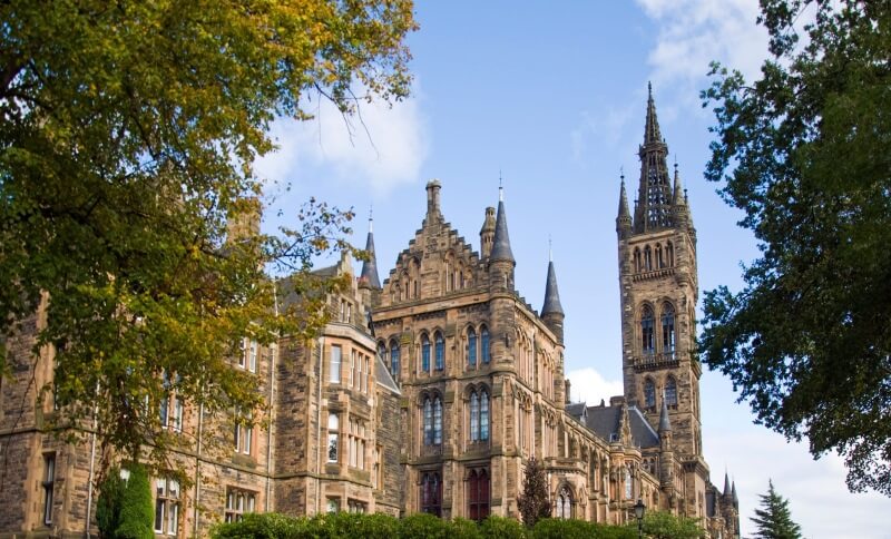 在津橋的協助下，來到在教育學領域頗負盛名的University of Glasgow