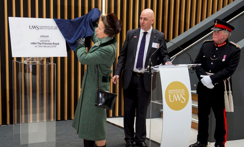 安妮公主在 University of the West of Scotland 西蘇格蘭大學主持了揭幕儀式