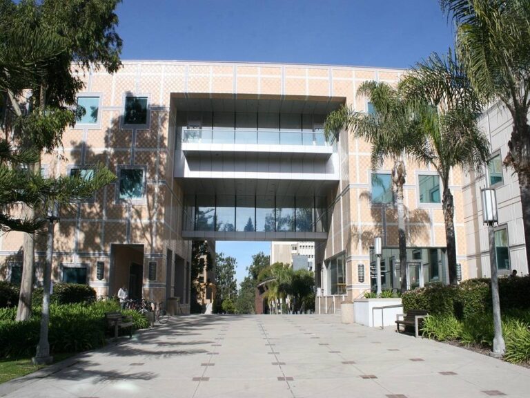 University of California, Irvine 加州大學爾灣分校校園1